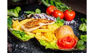 Piept pui grill, cartofi, sos