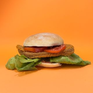 Panino con pollo e insalata