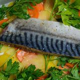 Скумрия върху метална плоча със (400г)