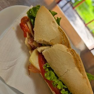 Bocadillo de queso blanco, tomate, aceite y oregano