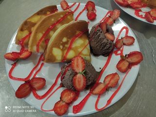 ბლინი ხილით და ნაყინით