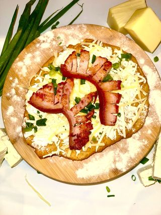 Langos cu slăninuță prăjită