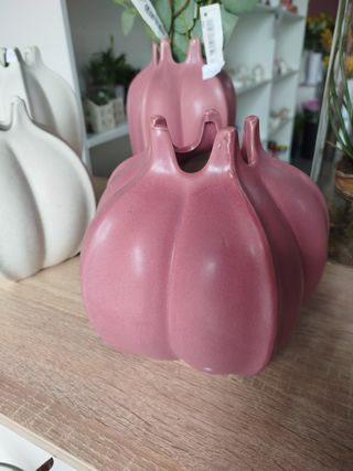 Jarra oval parece uma romã 