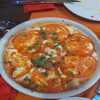 Pizza media masa grande jamón y tomate