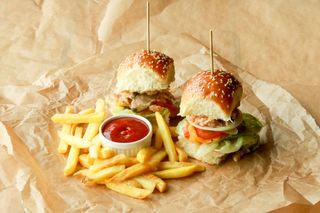 საქონლის ხორცის მინი ბურგერი და ფრი