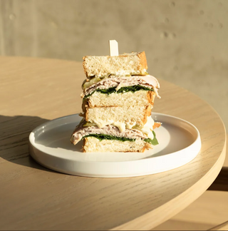 Сендвіч з індиком пастрамі та соусом Цезар