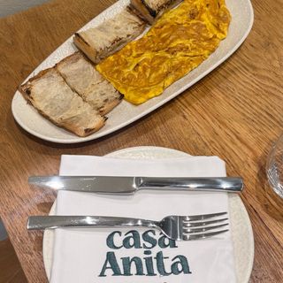 Tortilla a la  francesa con pan de coca 