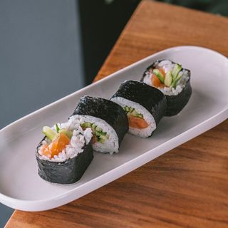 Hand roll sa lososom