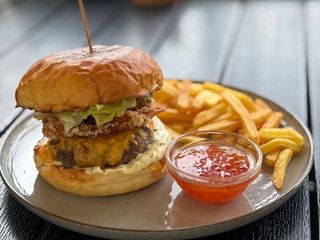 Burger z wołowiną i krewetkami z frytkami