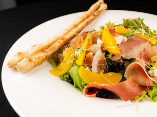 Салат із хамоном та персиком (240g)