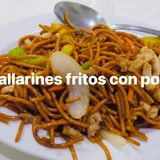 Tallarines fritos con pollo