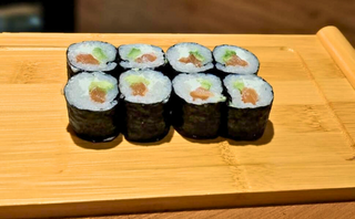 Maki Salmón Con Aguacate Y Queso Crema (4 Uds.)