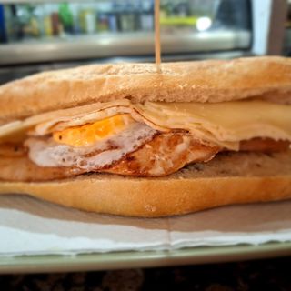 Bocadillo de Lomo, bacon, queso y huevo
