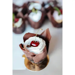 Muffinka czekoladowa z wiśniami i kremem kawowym