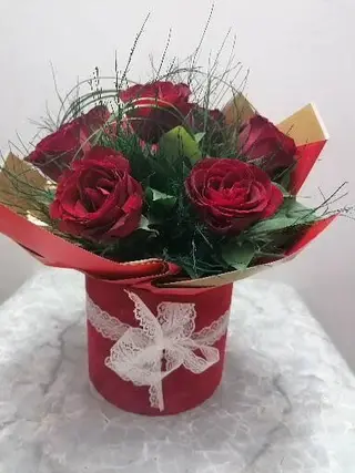 Poklon box sa crvenim ružama
