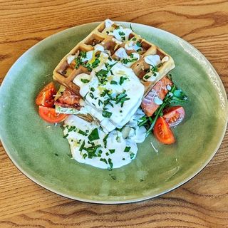 Вафлі з пашотом та шинкою