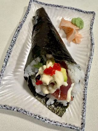 Temaki de atún (1 pza.)