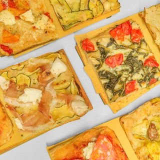 Una pizza a teglia 40x30 a scelta + due bibite