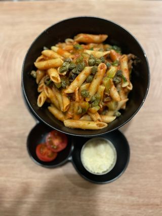 Pasta sa dimljenim lososom i tikvicama 330g