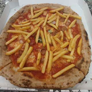 Margherita con wurstel e patatine