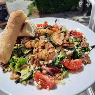 Sałatka z krewetkami i cukinią