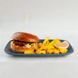 Chicken burger s prilogom