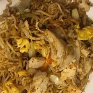 Spaghetti cinesi con pollo e verdure al satè