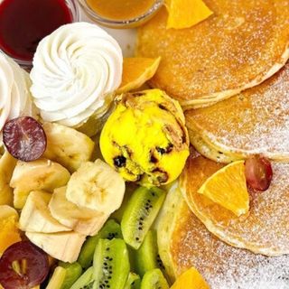 Панкейки с мороженым и фруктами