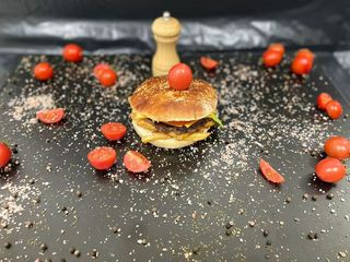 Cheeseburger vită + Coca Cola 1 L