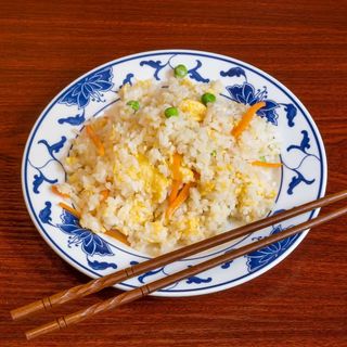 Pirjana riža s jajima i povrćem