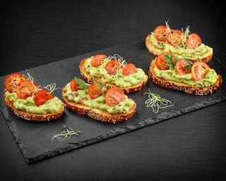 Bruschete cu hummus și guacamole