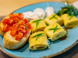 Омлет-рол з лососем та брускетами 