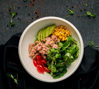 Bowl cu ton, porumb, avocado si rosii cherry