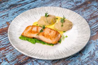 Somon la grătar cu piure de conopida