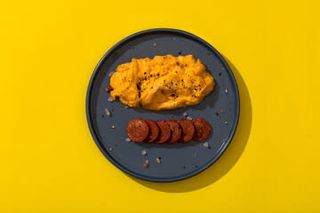 Бъркани яйца с колбас (250г)