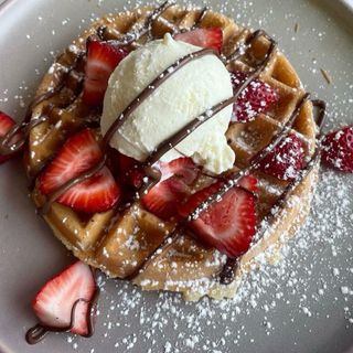 Gofre + Salsa + Topping + Helado (Bola)