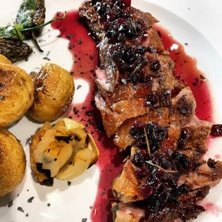 Pluma Ibérica A La Parrilla Con Chutney De Arándanos