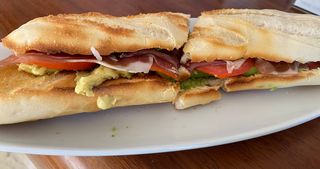 Baguette de aguacate, tomate y jamón serrano