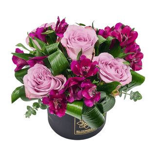 Aranjament cu trandafiri si alstroemeria