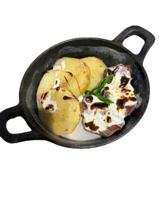 Запеченная говядина под сырным соусом из печи (340г)