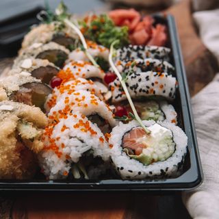 Uramaki phladephia maki