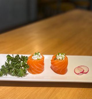 Gunkan salmon y queso crema 