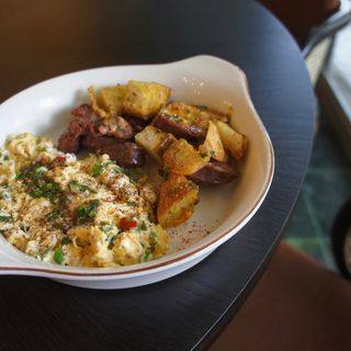 Бъркани яйца със суджук