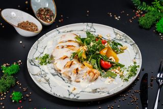 Куриное филе с рукколой и апельсином