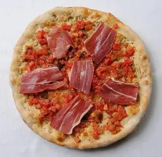Focaccia Ajo Con tomate,Jamón Serrano Y Orégano 