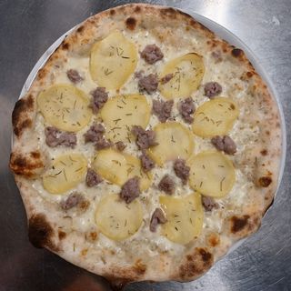 Pizza patate e salsiccia