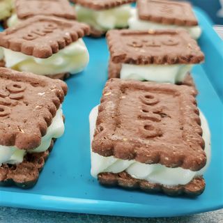 Biscotti oro al cioccolato con gelato di fiordilatte