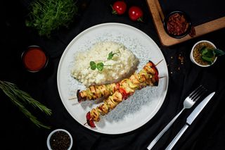 Frigărui de pui cu legume la grill și orez