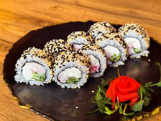 Каліфорнія в кунжуті з сніжним крабом 310г