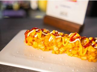 Корн-дог сирний з картопелькою фрі (200g)